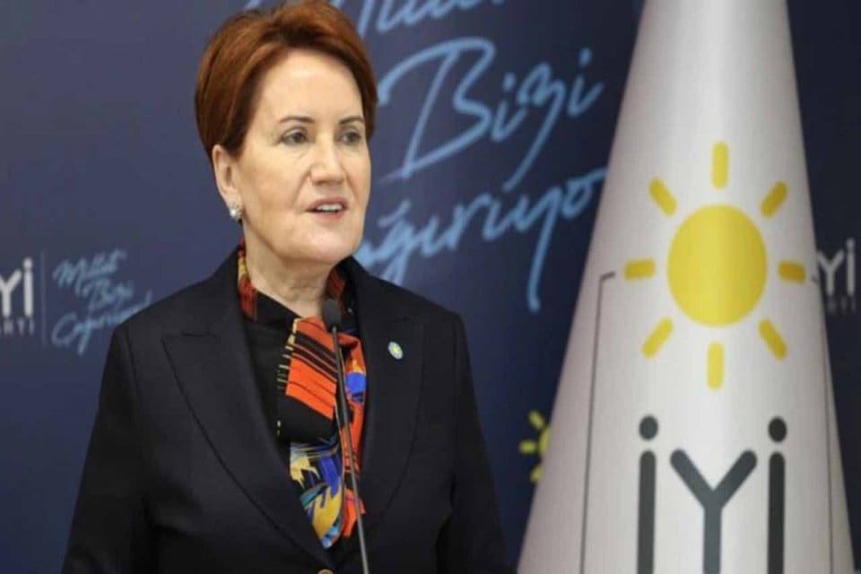 S&ouml;zc&uuml; gazetesi yazarı&nbsp;Emin &Ccedil;&ouml;laşan, ağır su&ccedil;lamalarla Altılı Masa'dan ayrılan İYİ