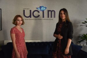 İzmir'in Karşıyaka ilçesinde, şu an 13 yaşında olan üvey kızı