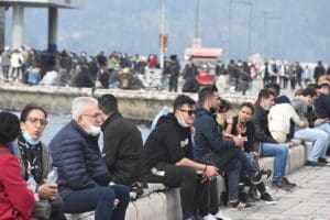 İzmir'de son g&uuml;nlerde tekrar y&uuml;kselişe ge&ccedil;en vaka sayısı, kentin renk