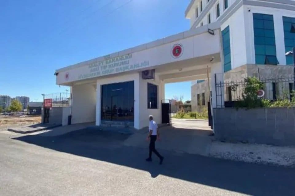 Diyarbakır'da uykusunda &ouml;ld&uuml;ğ&uuml; ileri s&uuml;r&uuml;len 19 yaşındaki İclal Şimşek'i babası