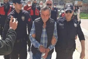 Balıkesir'in Edremit il&ccedil;esinde otomobilde tartıştığı oğlu Barış S&uuml;rer'i&nbsp;(32) satırla &ouml;ld&uuml;ren
