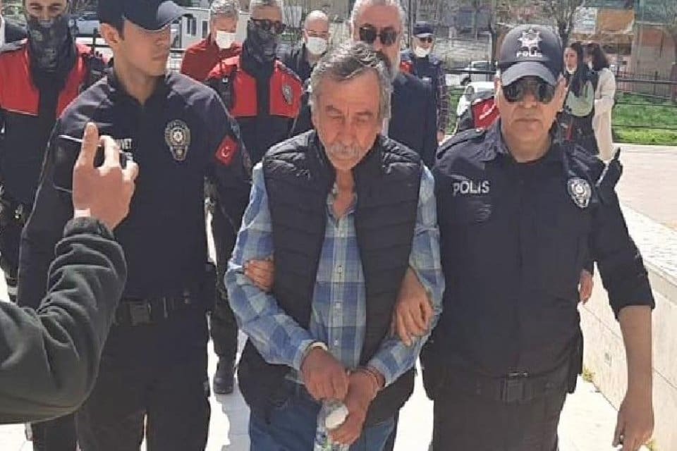 Balıkesir'in Edremit il&ccedil;esinde otomobilde tartıştığı oğlu Barış S&uuml;rer'i&nbsp;(32) satırla &ouml;ld&uuml;ren