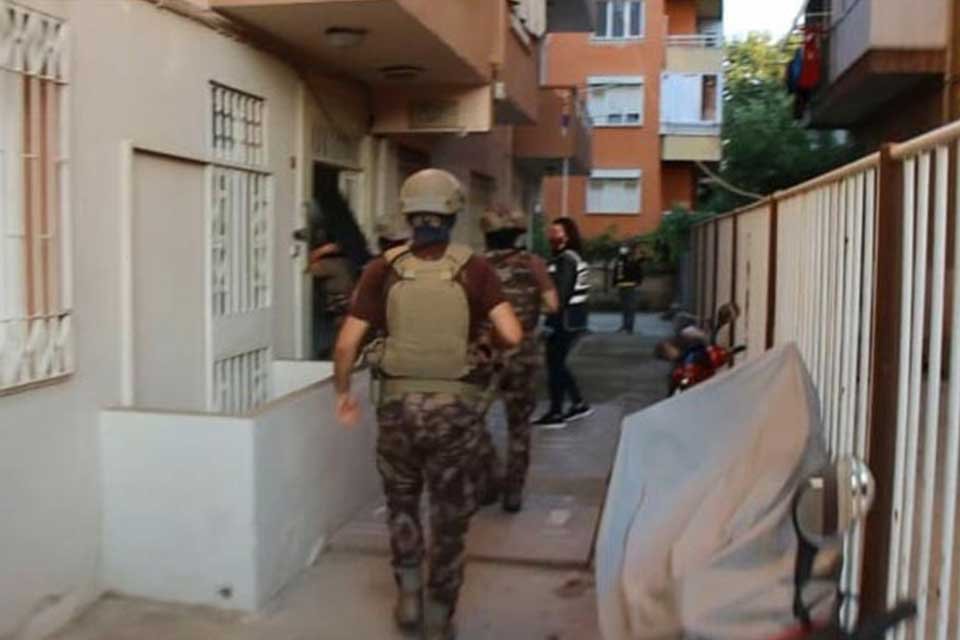 İzmir'in Bayındır, &Ouml;demiş ve Kiraz il&ccedil;elerinde uyuşturucu satıcılarına y&ouml;nelik d&uuml;zenlenen