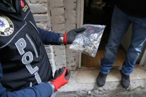 İzmir'de, son bir haftada polis ekiplerince düzenlenen operasyon ve uygulamalarda