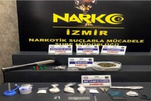 İZMİR'in Buca il&ccedil;esinde, polisin 'torbacı' olarak bilinen sokakta uyuşturucu satan