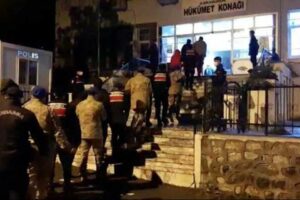 İZMİR'in 11 farklı ilçesinde düzenlenen uyuşturucu operasyonunda gözaltına alınan 54