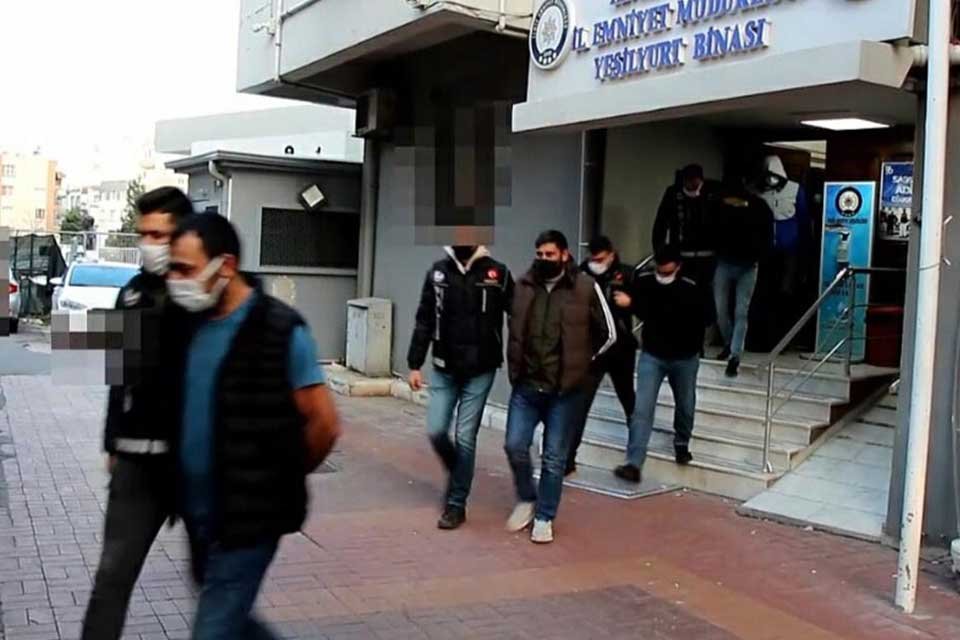 İzmir'in Menemen ve Karşıyaka il&ccedil;esinde, polisin 3 g&uuml;n &ouml;nce eş