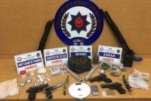 İzmir&rsquo;in Gaziemir il&ccedil;esinde, polis ekipleri tarafından yapılan uyuşturucu operasyonunda &ccedil;ok