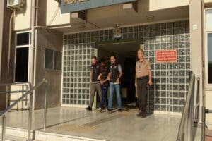 &nbsp;Aydın'ın İncirliova il&ccedil;esinde bir evde d&uuml;zenlenen uyuşturucu partisini basan polis,