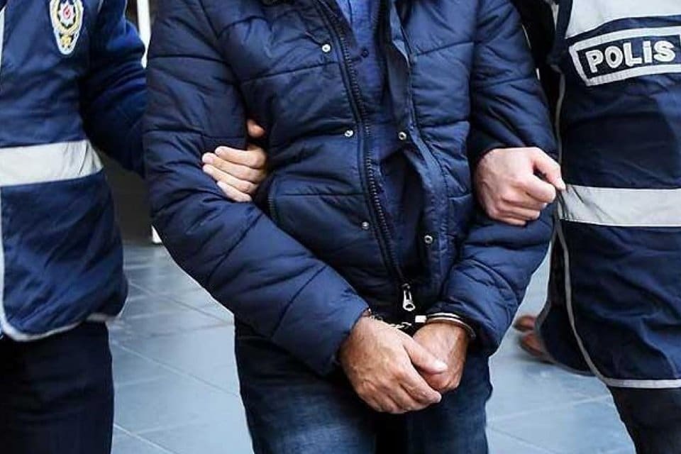 İzmir&rsquo;in Konak il&ccedil;esinde devriye gezen polis ekipleri, bir otomobilin altında,