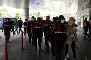 İzmir'de&nbsp;jandarmanın d&uuml;zenlediği operasyonda uyuşturucu madde sattığı iddiasıyla aralarında doktor ve