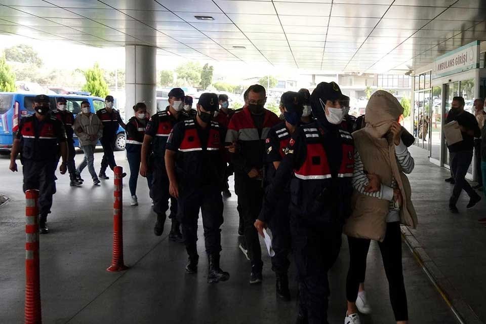 İzmir'de&nbsp;jandarmanın d&uuml;zenlediği operasyonda uyuşturucu madde sattığı iddiasıyla aralarında doktor ve