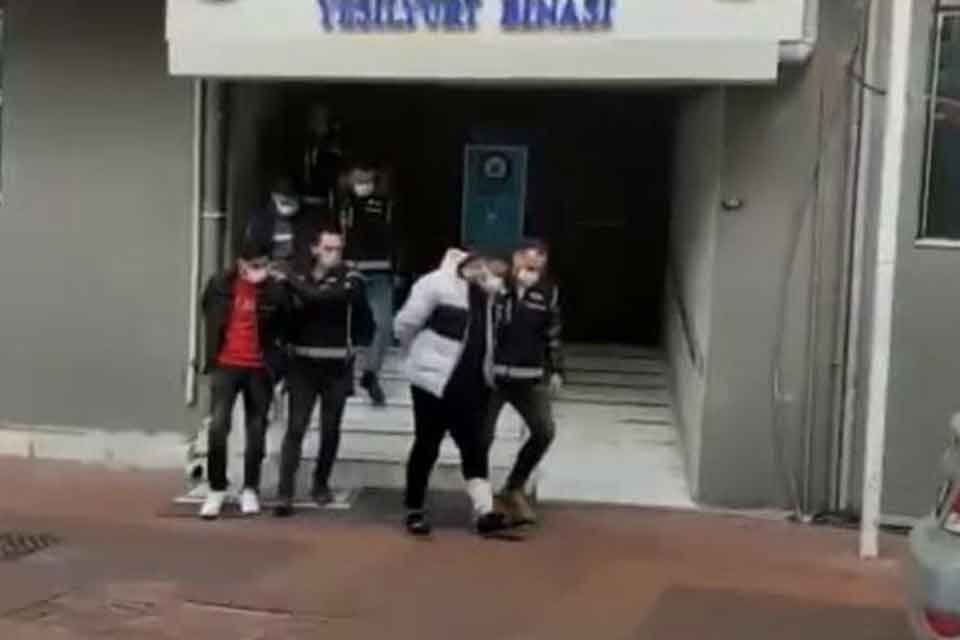 İZMİR'in Gaziemir il&ccedil;esinde bir akaryakıt istasyonunda sahte parayla yakıt almaya