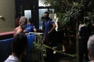 Mersin'in merkez Yenişehir il&ccedil;esinde iki katlı binanın dış cephesine yaptırılan