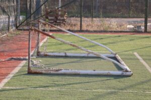 Denizli'nin Merkezefendi il&ccedil;esinde halı sahada elleriyle tutunarak sallandığı kale direğinin