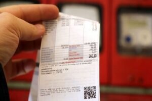 Kur artışı nedeniyle elektriğe yeni bir zam bekleniyor. Enerji uzmanı Çağada