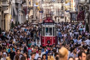 İstanbul'un nüfusu kayıt dışı mülteciler, turistler ve iş amaçlı gelenlerle