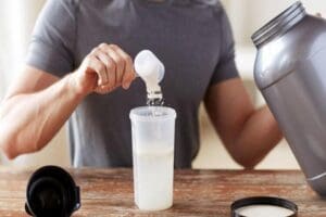 Uzmanlar, sporcuların antrenman &ouml;ncesi t&uuml;ketilen protein tozunu suyla karıştırmak yerine