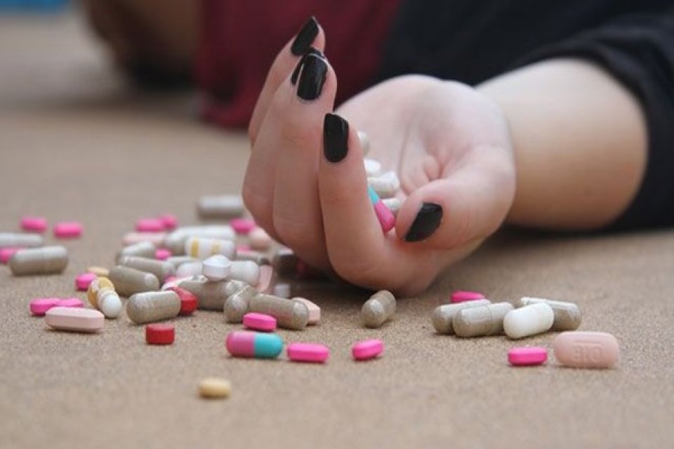 İngiltere'de, corona vir&uuml;s salgının gen&ccedil;lerin akıl sağlığını kritik d&uuml;zeyde etkilediği