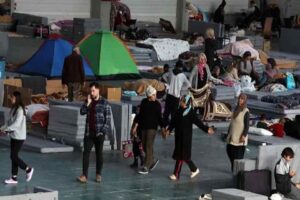 Kahramanmaraş merkezli&nbsp;depremlerden yaklaşık 1 hafta sonra evlerine d&ouml;nmeye başlayan Adanalılar,