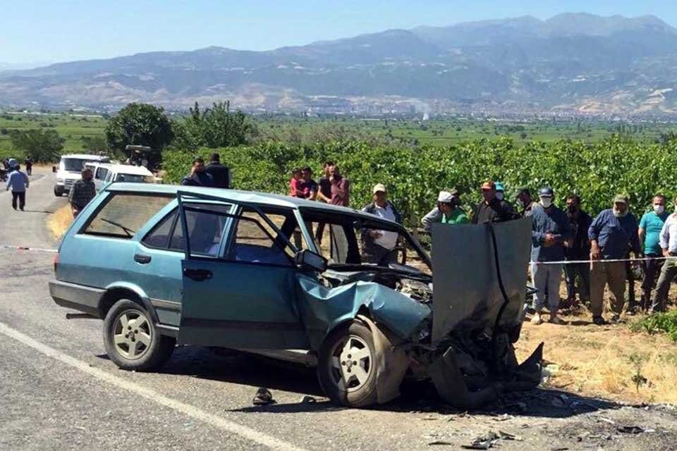 Manisa'nın Alaşehir ilçesinde, 2 otomobilin kafa kafaya çarpıştığı kazada Ali