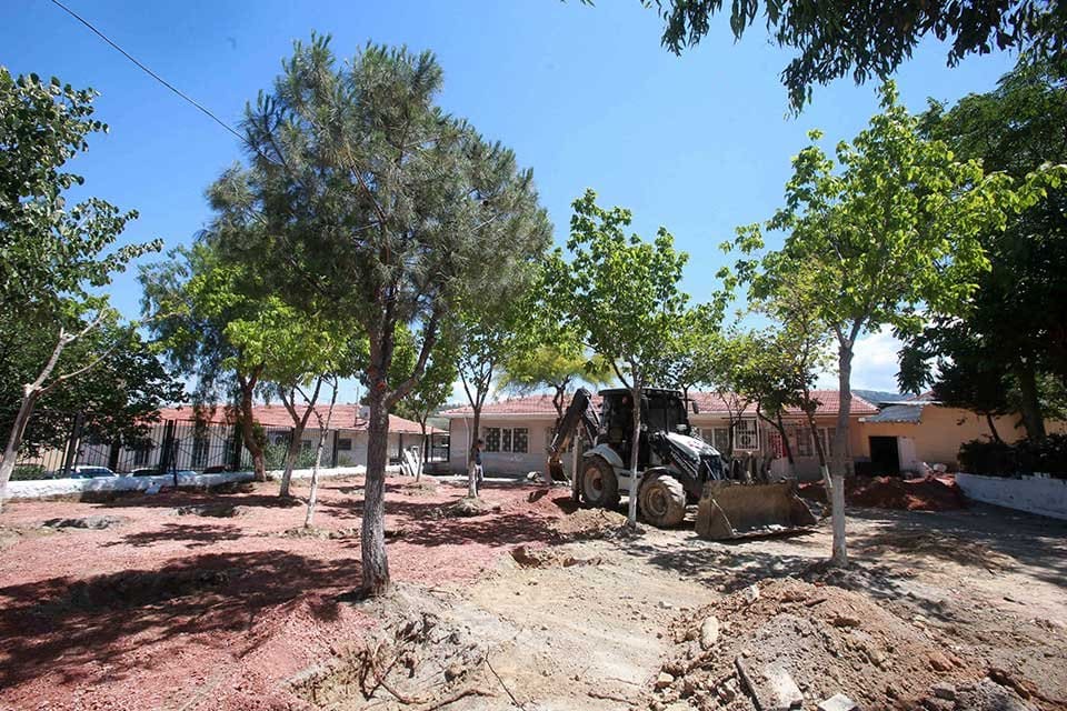 Karabağlar Belediyesi, Uzundere Meydanı ve &ccedil;evresinin d&uuml;zenlemesine başladı. Bu kapsamda