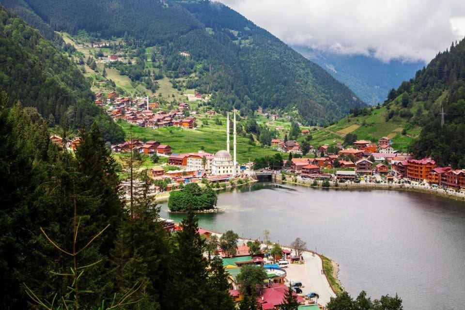Trabzon'da, d&uuml;nyaca &uuml;nl&uuml; turizm merkezi Uzung&ouml;l'deki kentsel d&ouml;n&uuml;ş&uuml;m projesi kapsamında