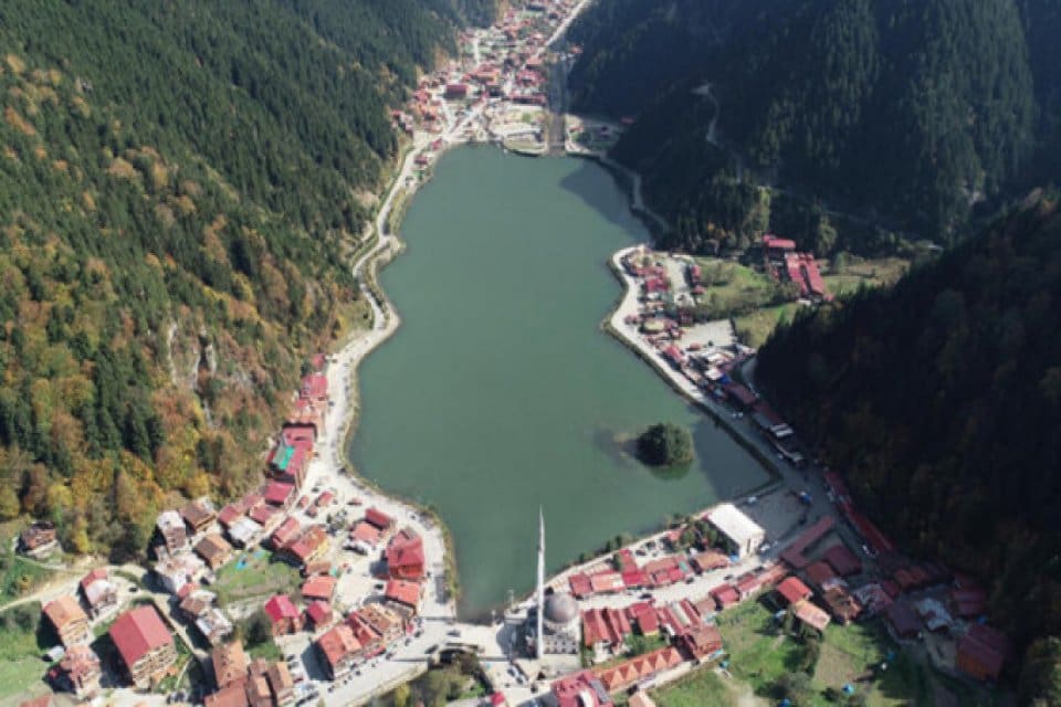 Doğu Karadeniz'in &uuml;nl&uuml; turizm merkezlerinden Uzung&ouml;l i&ccedil;in &Ccedil;evre ve Şehircilik