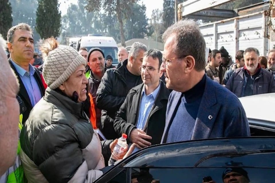 Mersin B&uuml;y&uuml;kşehir Belediyesi'nin CHP'li Başkanı Vahap Se&ccedil;er, depremin vurduğu 10