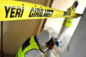 Antalya'nın G&uuml;ndoğmuş il&ccedil;esinde, bebeğini &ouml;ld&uuml;rd&uuml;ğ&uuml;, 4 yaşındaki oğlunu yaraladığı iddiasıyla