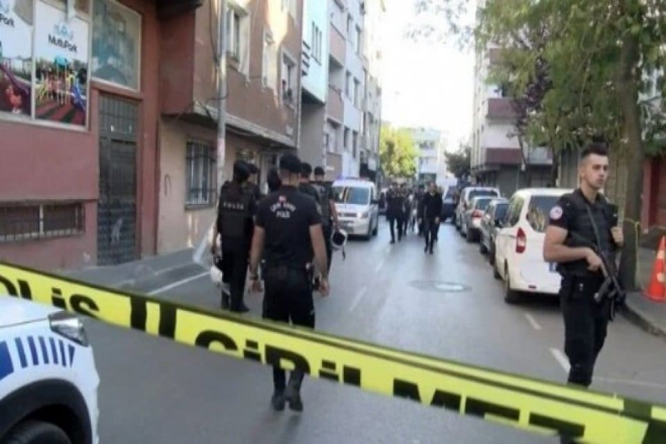 İstanbul Bağcılar'da uyuşturucu bağımlısı olduğu iddia edilen Ali S., annesi