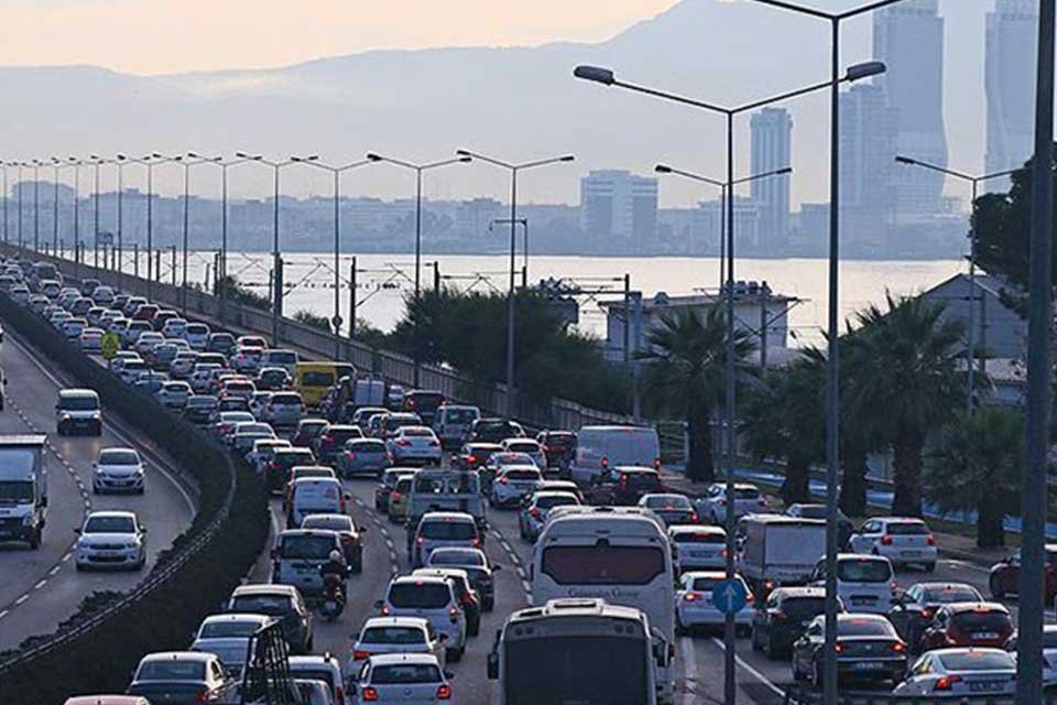 Vakalar ve yakıt fiyatları arttı İzmir trafiği azaldı