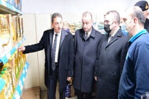 Sinop Valisi Erol Kara&ouml;meroğlu, market denetimine &ccedil;ıktı. BİM markete denetime