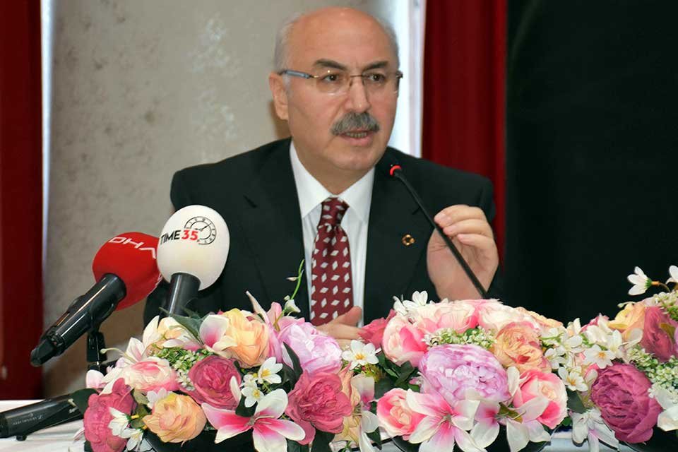 İzmir Valisi Yavuz Selim K&ouml;şger, basın mensuplarının sorularını yanıtlayarak, başta