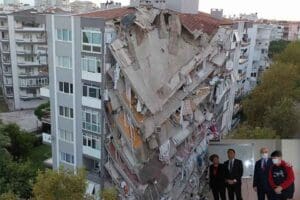 İzmir'de, 3 bin 737 okulda 728 bin &ouml;ğrencinin katılımıyla deprem