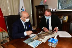 İzmir Valisi Yavuz Selim K&ouml;şger, &Ccedil;iğli Belediye Başkanı Utku G&uuml;mr&uuml;k&ccedil;&uuml;&rsquo;y&uuml;