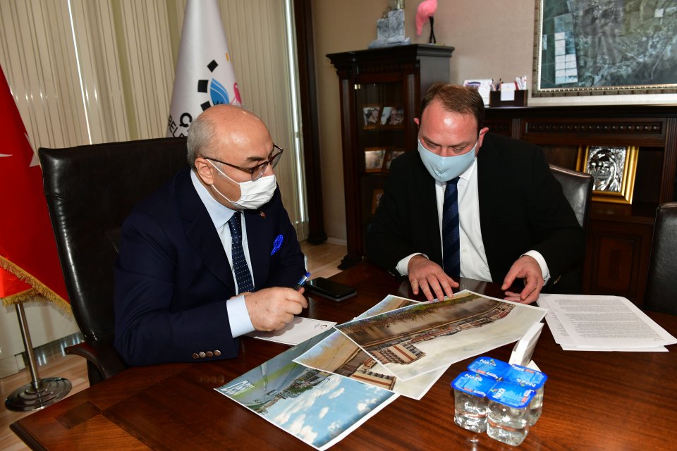 İzmir Valisi Yavuz Selim K&ouml;şger, &Ccedil;iğli Belediye Başkanı Utku G&uuml;mr&uuml;k&ccedil;&uuml;&rsquo;y&uuml;