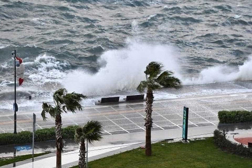 İzmir Valisi Yavuz Selim K&ouml;şger, İzmir'İn kuzey kesimleri i&ccedil;in sağanak