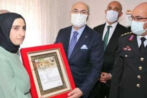 İzmir Valisi Yavuz Selim K&ouml;şger, Kurban Bayramı&rsquo;nın ilk g&uuml;n&uuml;nde, bayramlaşma