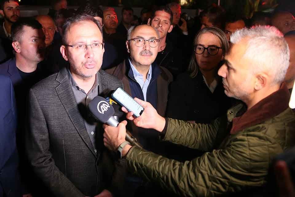 Narlıdere Folkart'ta &ccedil;ıkan b&uuml;y&uuml;k yangına İzmir B&uuml;y&uuml;kşehir Belediyesi'ne bağlı itfaiye