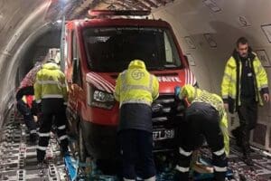 İstanbul Valisi Ali Yerlikaya, İstanbul'dan deprem b&ouml;lgesine gitmek &uuml;zere 16