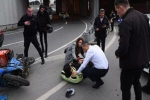 İstanbul Valisi Ali&nbsp;Yerlikaya, ge&ccedil;tiği g&uuml;zergahta meydana gelen kazada yaralanan motosikletli