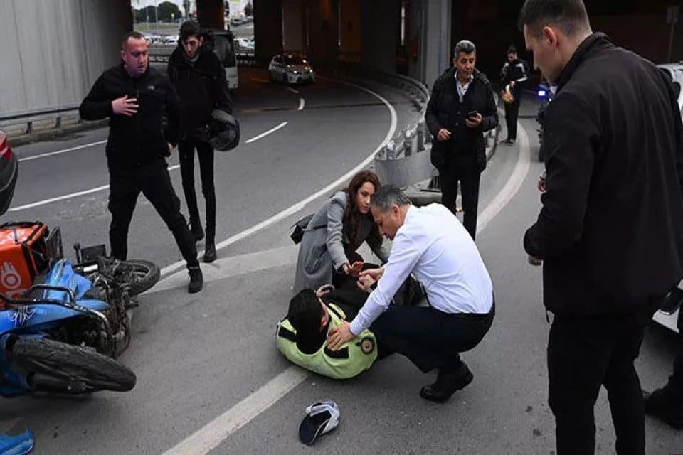 İstanbul Valisi Ali&nbsp;Yerlikaya, ge&ccedil;tiği g&uuml;zergahta meydana gelen kazada yaralanan motosikletli