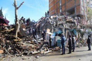 Hatay Valiliği, depremde ağır yıkımlar yaşanan kentte i&ccedil;me suyu sıkıntısı