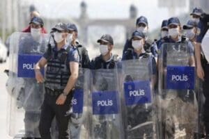 Van'da, g&uuml;venlik gerek&ccedil;esiyle g&ouml;steri ve y&uuml;r&uuml;y&uuml;şlere 21-29 Kasım i&ccedil;in yasak