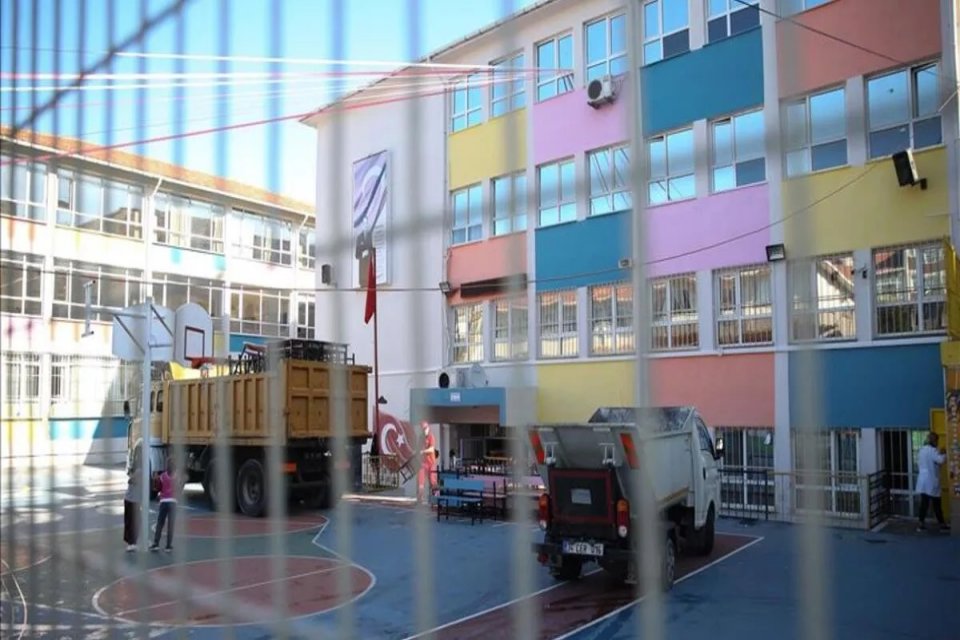 İstanbul'da riskli bulunan 93 okulda Pazartesi g&uuml;n&uuml; eğitim ve &ouml;ğretim