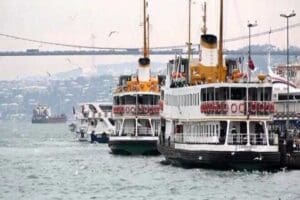 İstanbul Kadık&ouml;y a&ccedil;ıklarında yaşlı bir adam, seyir halinde olan vapurdan