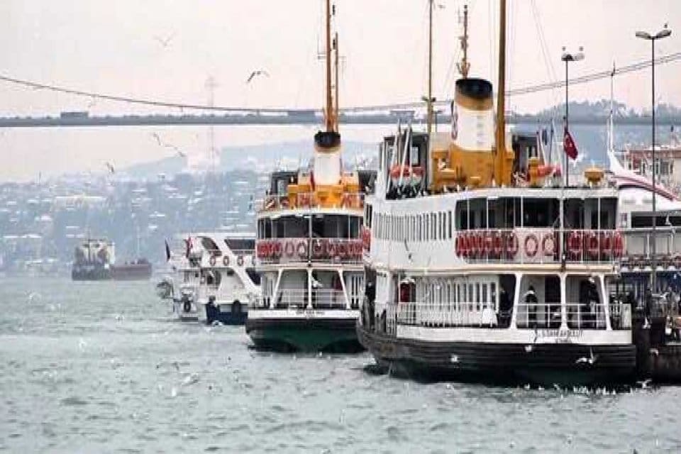 İstanbul Kadık&ouml;y a&ccedil;ıklarında yaşlı bir adam, seyir halinde olan vapurdan