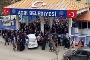Ağrı Belediyesi &ouml;n&uuml;nde dağıtılan bayram şekerini almak isteyen yurttaşlar arasında