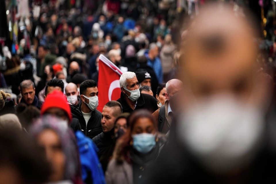 Vatandaşlardan maske tepkisi: 'Kendimizi korumaktan başka çaremiz yok' Sağlık Bakanlığı’nın maske takma zorunluluğunu kaldırmasının ardından artan vaka artışları, vatandaşları tedirgin